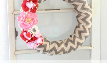 Looking for some quick, easy and budget friendly Valentine's Day Decor? It Doesn't Get Any Easier (Or CUTER) Than This Simple 15 Minute Valentine's Day Wreath. sunshineandhurricanes.com