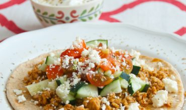 Having trouble decided what is for dinner? Here is a meal that will please the whole Family. Easy Greek Flatbread recipe. sunshineandhurricanes.com