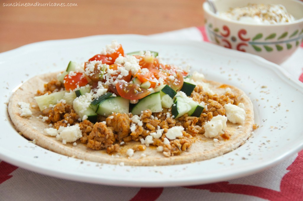 An easy, fast and healthy dinner for a busy weeknight. Everyone will love it! Easy Greek Flatbread recipe. sunshineandhurricanes.com