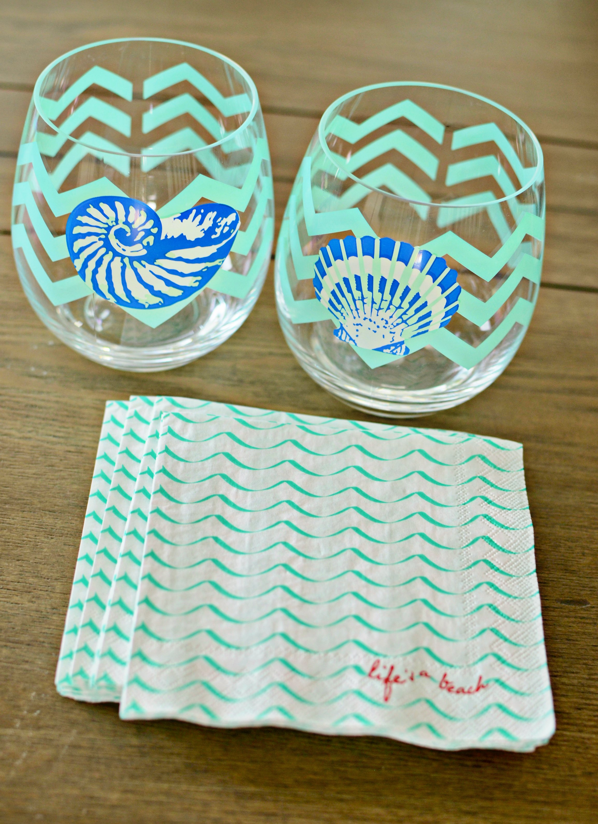 Hostess Gift Ideas - Match a set of stemless wine glasses with coordinating cocktail napkins. This set is from Bealls Florida. 